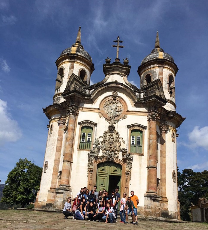 Grupo em frente à Igreja São Francisco de Assis